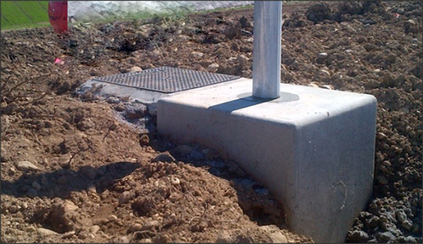 MaltaRapid Plus è una malta tecnica a rapido indurimento ideale per la costruzione di plinti di fondazione e/o inghisaggio nel terreno dei pali per la segnaletica, semaforici e per l'arredo urbano.