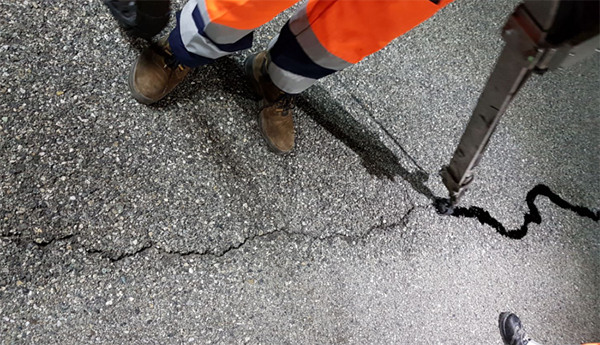 SigilRapid Plus is also used on cracks of bituminous aggregates and on cuts and/or cracks of concrete floors.