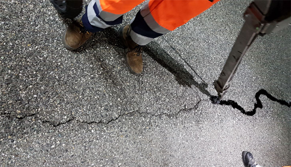 SigilRapid Plus viene utilizzato anche sulle lesioni dei conglumerati bituminosi e sui tagli e/o lesioni delle pavimentazioni in calcestruzzo.